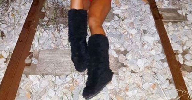 Η γυμνάστρια που ξάπλωσε με μαγιό στις ράγες του τρένου – ΦΩΤΟ