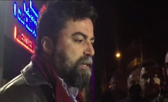 Θύμα ξυλοδαρμού από κουκουλοφόρους ο Βασίλης Οικονόμου – Πως περιγράφει ο ίδιος την επίθεση – ΒΙΝΤΕΟ