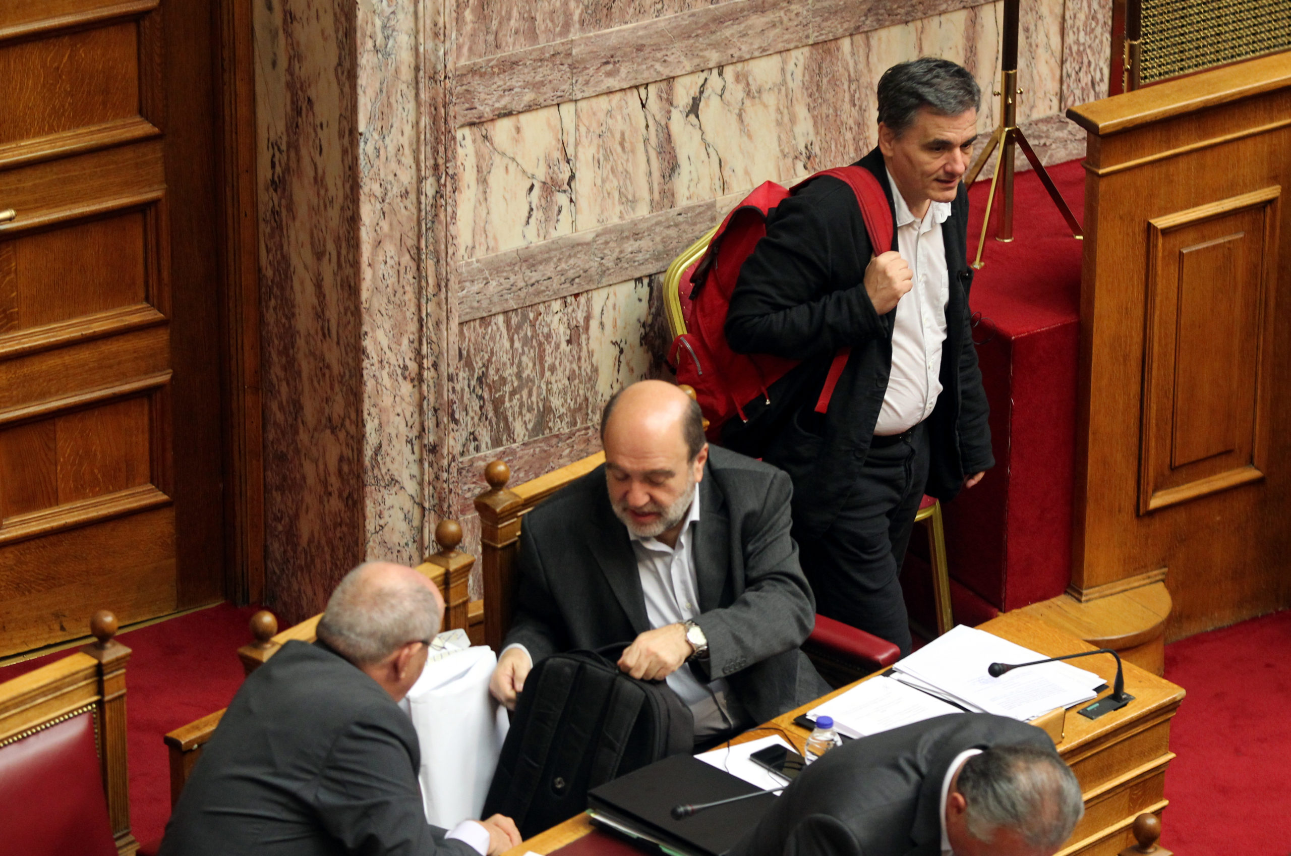 Στο υπουργείο Οικονομικών τα σακίδια είναι της μόδας – ΦΩΤΟ