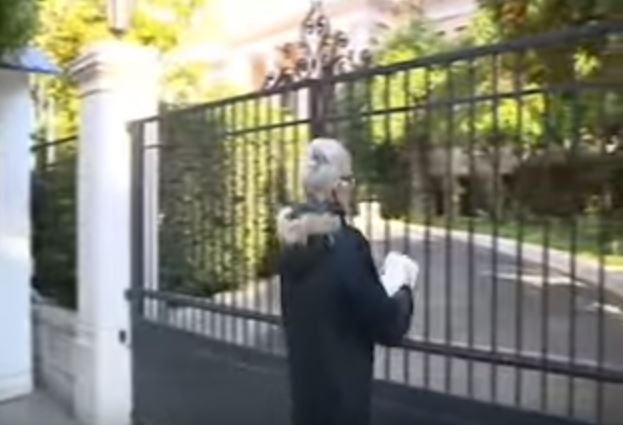 Η στιγμή που η γυναίκα έριξε την κότα στο Μαξίμου και η προσαγωγή της από τους αστυνομικούς – ΒΙΝΤΕΟ