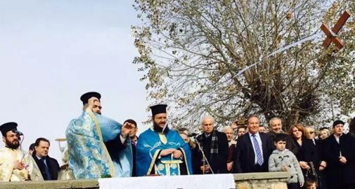 Τσακώθηκαν ποιος θα πιάσει τον Σταυρό στα Φάρσαλα – ΦΩΤΟ