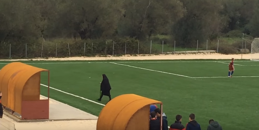 Χαμός με την Ελληνίδα γιαγιά που διέκοψε αγώνα ποδοσφαίρου – ΒΙΝΤΕΟ
