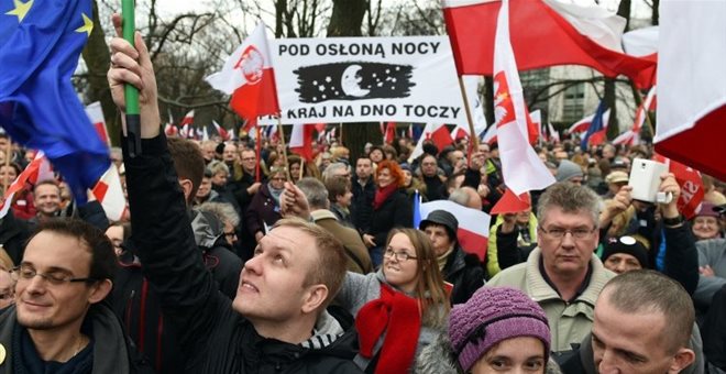 Με κυρώσεις απειλεί η Κομισιόν την Πολωνία για το νόμο για τα ΜΜΕ