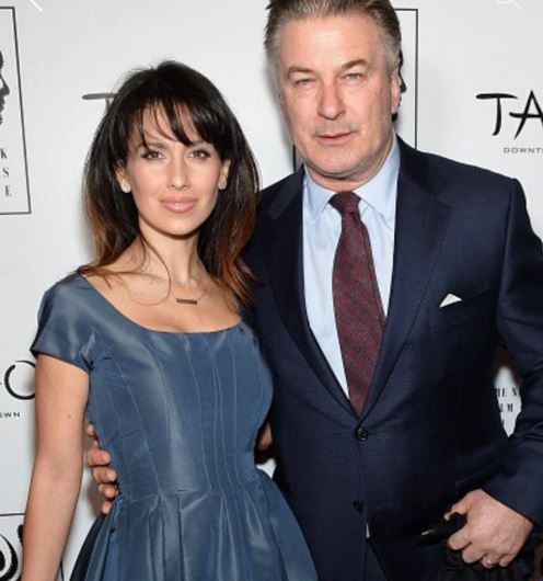 H σύζυγος του Μπάλντουιν κάνει γιόγκα με τα εσώρουχα στην κουζίνα – ΦΩΤΟ