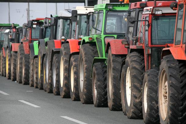 Με αποκλεισμούς δρόμων προς το αεροδρόμιο προειδοποιούν οι αγρότες