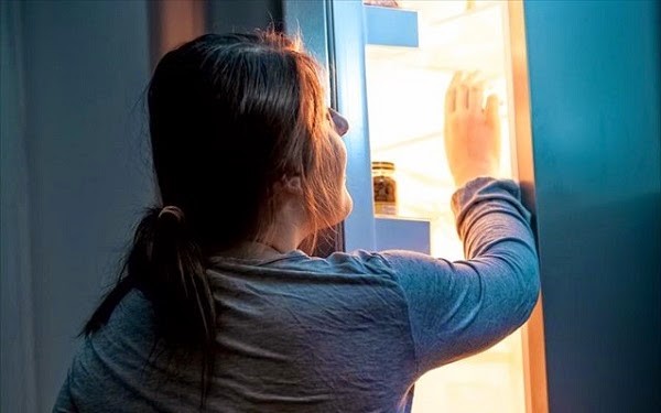 Ξεσπάς και εσύ στο φαγητό; Ψυχολογικά κόλπα για να το σταματήσεις