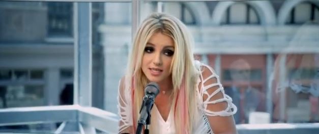 Η Μπρίτνεϊ Σπίαρς “απεγκλωβίστηκε” από τεχνικό στη σκηνή – ΒΙΝΤΕΟ