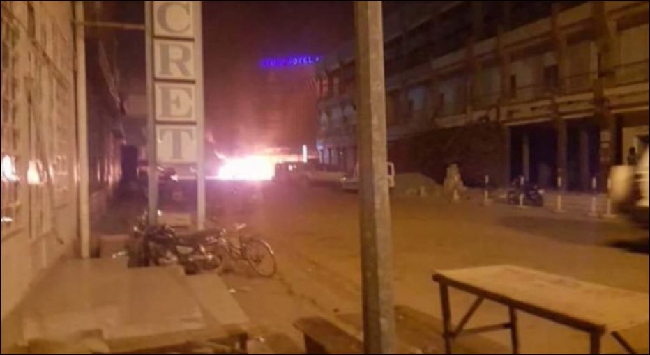 Ένα αυτοκίνητο παραδόθηκε στις φλόγες έξω από το ξενοδοχείο της Μπουρκίνα Φάσο – ΦΩΤΟ