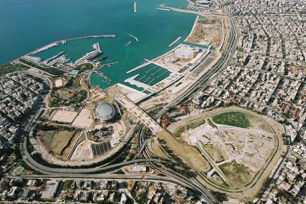 Σχεδιάζουν καταυλισμό μεταναστών σε “φιλέτο” της παραλιακής