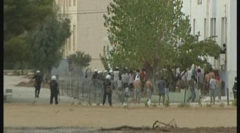 Εξέγερση μεταναστών στο κέντρο κράτησης Κορίνθου – BINTEO