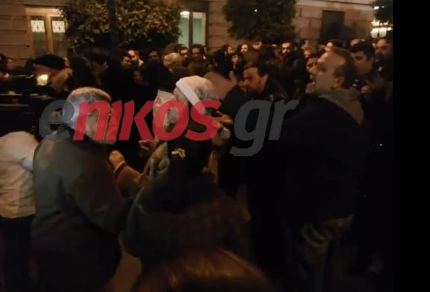 Το επεισόδιο με τον άντρα που αποδοκίμασε τη συγκέντρωση στο Εθνικό Θέατρο – ΒΙΝΤΕΟ