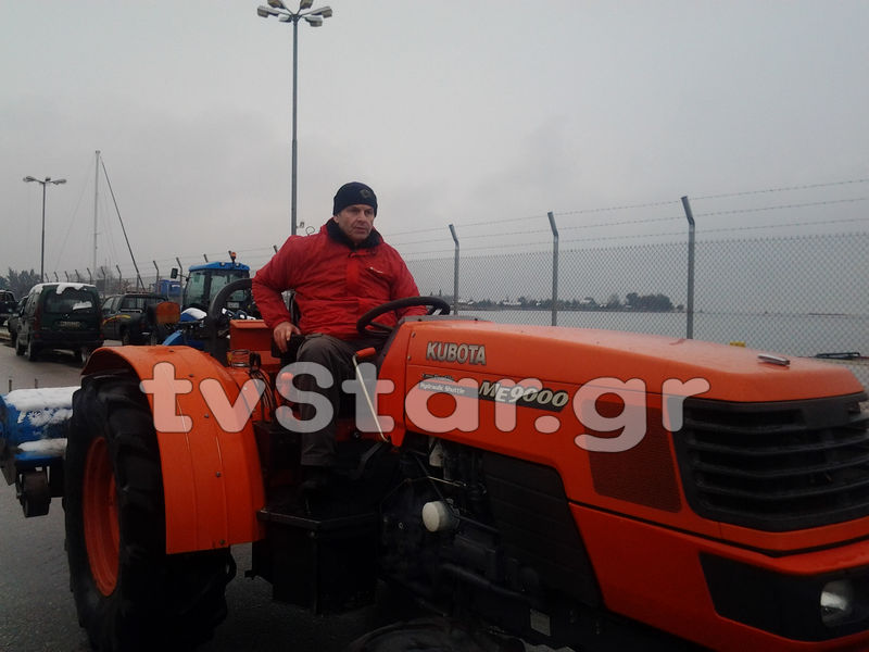 Ο Γκλέτσος οδηγεί… τρακτέρ στη συγκέντρωση των αγροτών στη Στυλίδα – ΦΩΤΟ