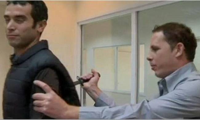 Τραυματίστηκε δημοσιογράφος ενώ…δοκίμαζε γιλέκο των ειδικών δυνάμεων – ΒΙΝΤΕΟ