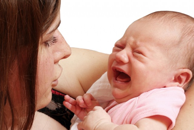 Τι να κάνετε για να ηρεμήσετε ένα μωράκι που κλαίει