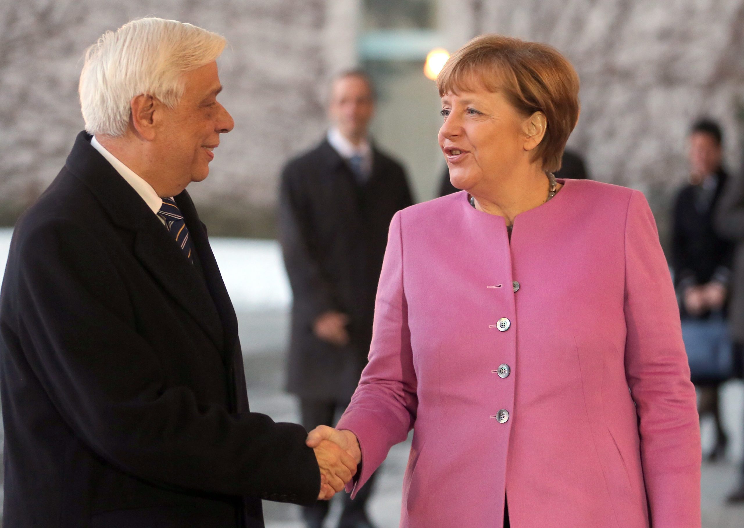 Η θερμή υποδοχή της Μέρκελ στον Παυλόπουλο – ΦΩΤΟ