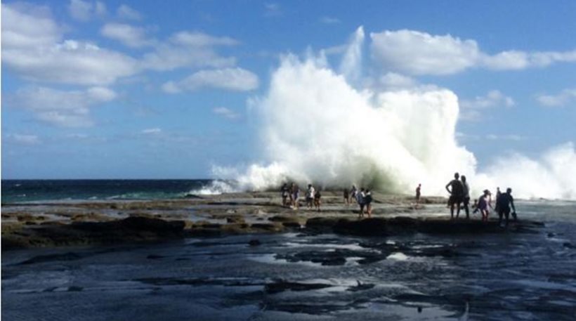 Γιγάντια κύματα τραυμάτισαν δεκάδες λουόμενους στην Αυστραλία – ΒΙΝΤΕΟ