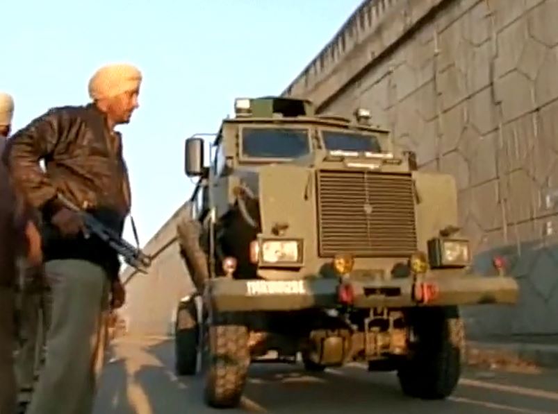 Σε επιφυλακή ο ινδικός στρατός: Ένοπλη επίθεση με 2 δράστες νεκρούς – ΦΩΤΟ