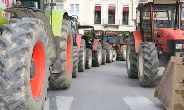 “Ζεσταίνουν” τα τρακτέρ οι αγρότες στη Λάρισα