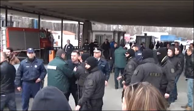 Οι αγρότες στα χέρια με Βούλγαρο οδηγό στον Προμαχώνα – ΒΙΝΤΕΟ