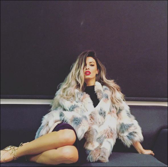 Η Φουρέιρα ποζάρει μόνο με το… σακάκι της – ΦΩΤΟ