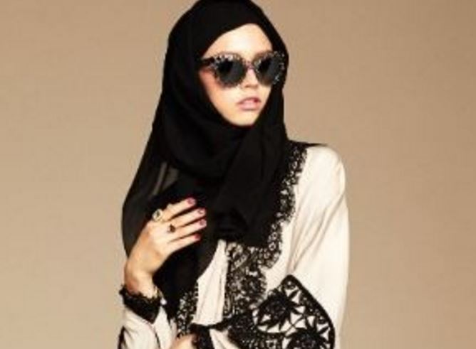 Η μουσουλμανική μαντίλα “κατακτά” τους κορυφαίους οίκους μόδας της Δύσης – ΦΩΤΟ