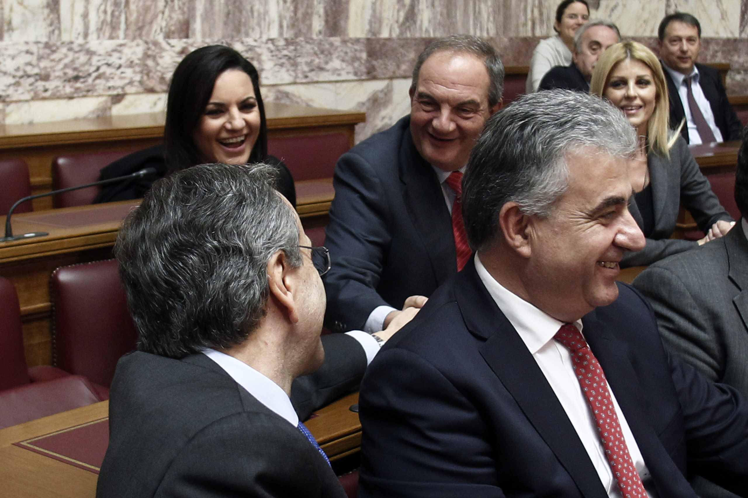 Η χειραψία και τα χαμόγελα Καραμανλή – Σαμαρά – ΦΩΤΟ