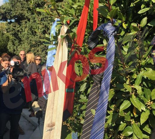 Δικηγόροι κρέμασαν γραβάτες σε δέντρο έξω από τη Βουλή – ΦΩΤΟ