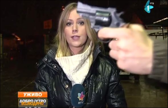 Βίντεο που σοκάρει – Άγνωστος βγάζει όπλο κατά τη διάρκεια ζωντανής σύνδεσης