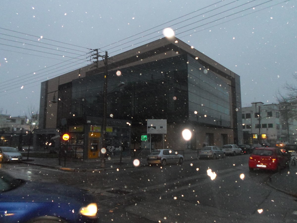 Χιονίζει και στη Λάρισα – ΦΩΤΟ