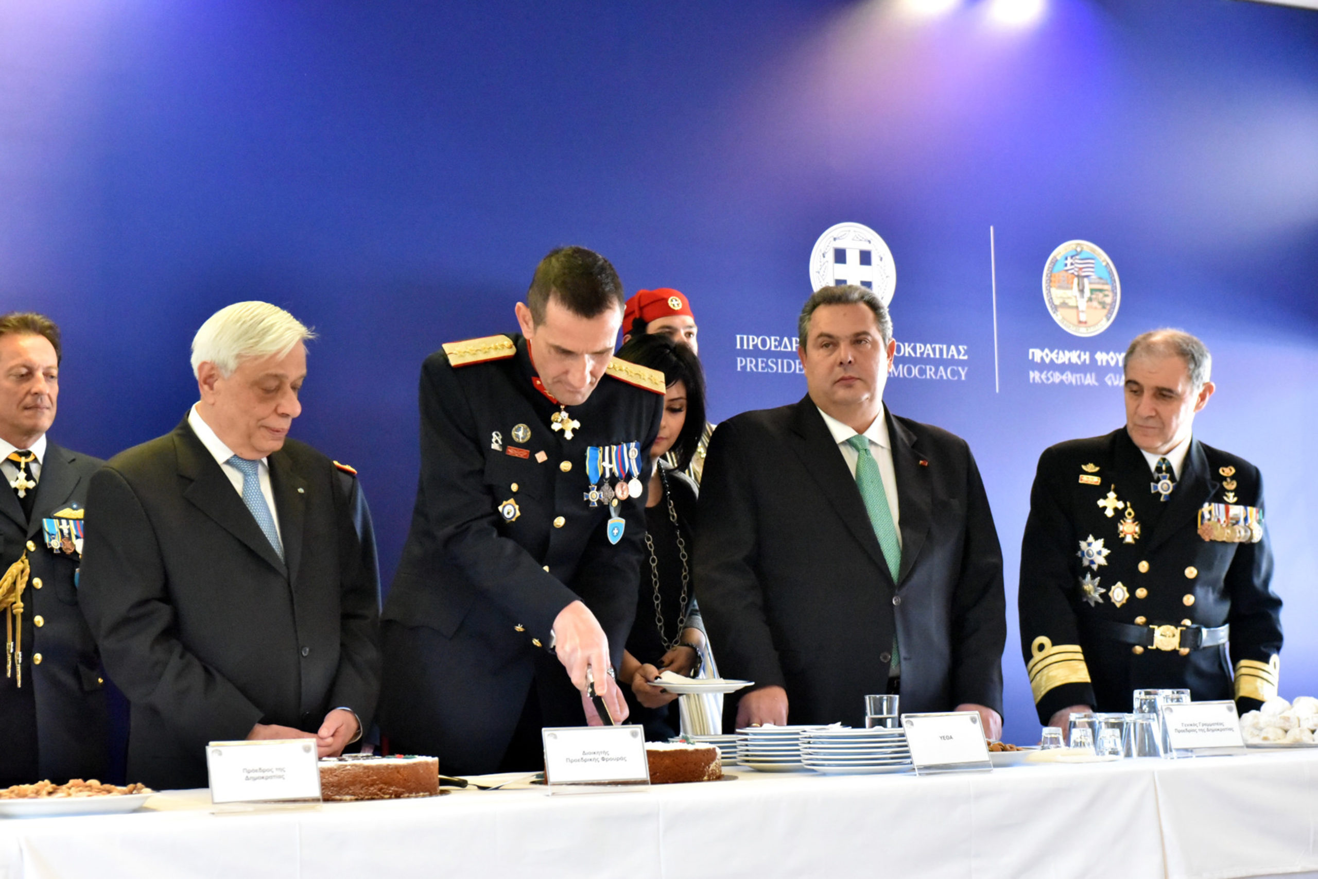 Ο Παυλόπουλος έκοψε την πίτα στην Προεδρική Φρουρά – ΦΩΤΟ