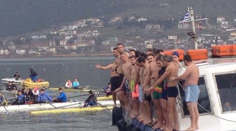 Το λάθος με τον Σταυρό στα Ιωάννινα και το …”τσάμπα τρέχετε” του ιερέα -ΒΙΝΤΕΟ