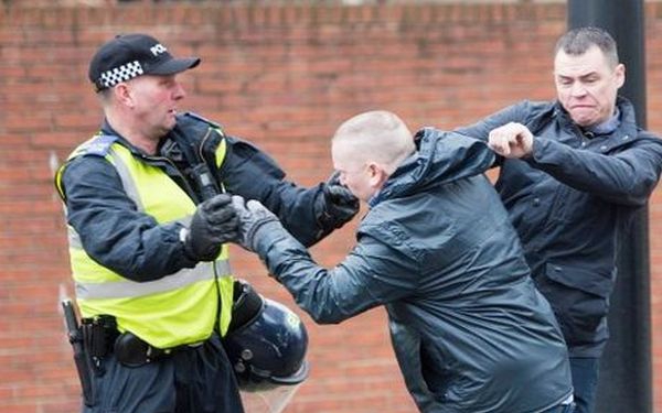 Μ. Βρετανία: Συγκρούσεις μεταξύ οργανώσεων και εννέα συλλήψεις