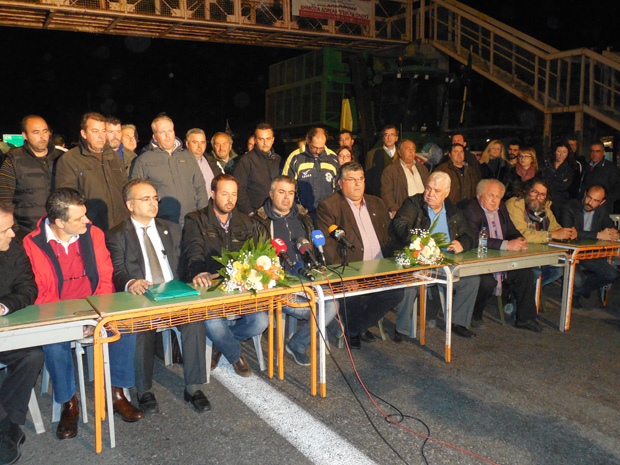 Ενώθηκε η “γαλότσα” με τη “γραβάτα” – Δικηγόροι και αγρότες στο μπλόκο των αγροτών – ΒΙΝΤΕΟ