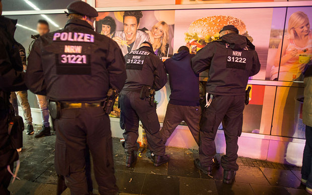 Τα προκλητικά σημειώματα που είχαν πάνω τους οι δράστες των επιθέσεων σε γυναίκες στην Κολωνία – ΦΩΤΟ