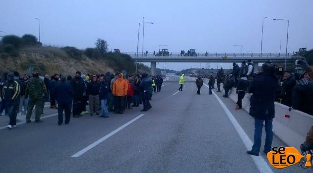 Κλείνουν την Εγνατία στον κόμβο Κερδυλλίων οι αγρότες – ΦΩΤΟ