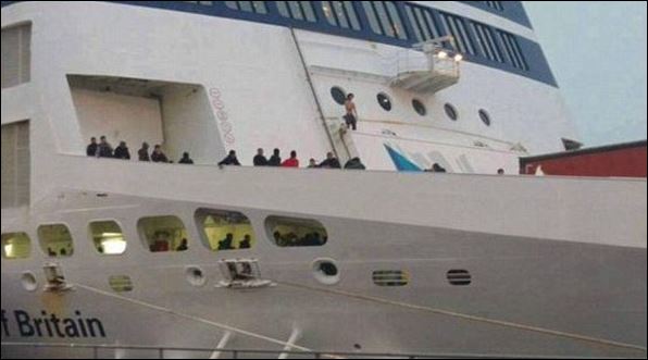 Μετανάστες επιβιβάστηκαν σε φεριμπότ στο Καλαί