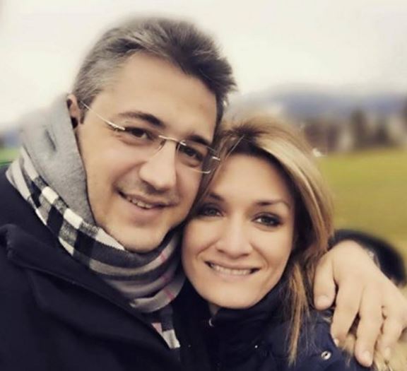 Η τρυφερή φωτογραφία του Τζιτζικώστα με τη γυναίκα του και οι ευχές για τη νέα χρονιά