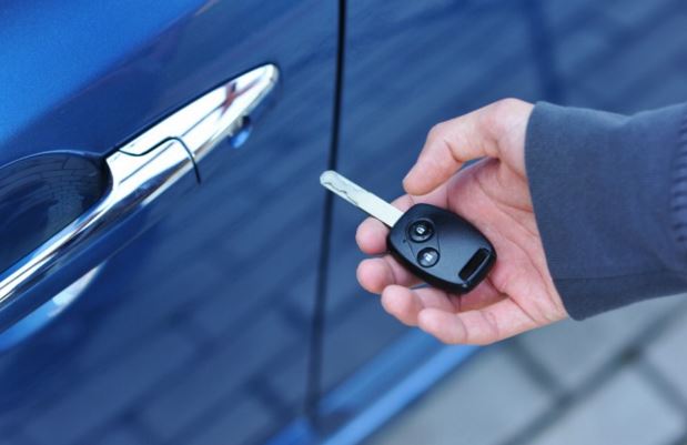 Με το πρόσχημα ότι θέλει λεφτά για κλειδαρά μάζεψε πάνω από 4.500 ευρώ