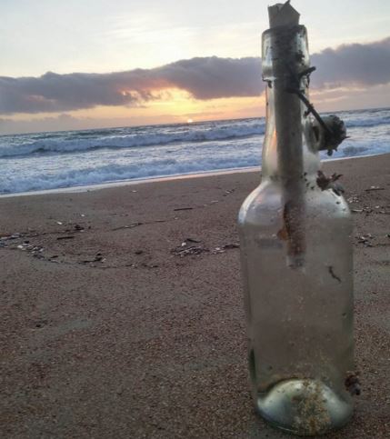 Μπουκάλι με γράμμα “ταξίδεψε” από την Κροατία στην παραλία της Κουρούτας – ΦΩΤΟ