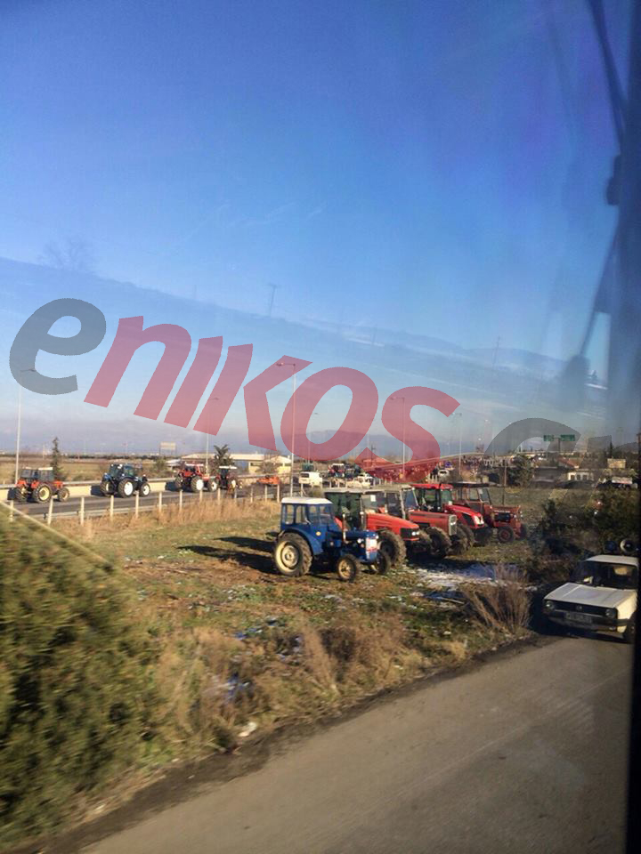 Κυκλοφοριακό κομφούζιο στη Εθνική – Έκλεισαν το δρόμο οι αγρότες – ΦΩΤΟ