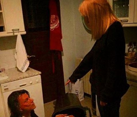 Γιατί ο Ψινάκης γονάτισε μπροστά στη Δούρου – ΦΩΤΟ