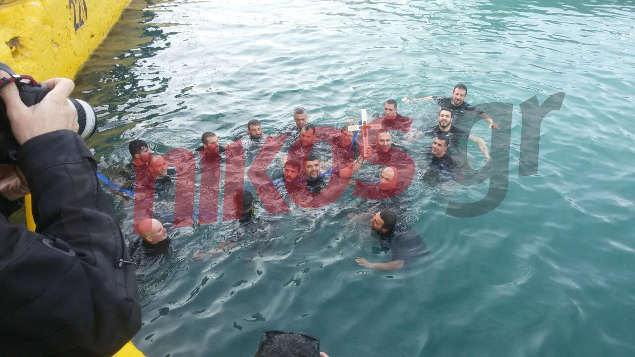 Η “μάχη” για τον Τίμιο Σταυρό στον Πειραιά – ΒΙΝΤΕΟ – ΦΩΤΟ