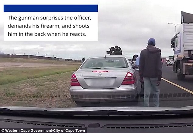 Ούτε οι πυροβολισμοί σταμάτησαν τον τροχονόμο που… έκοβε κλήση – ΒΙΝΤΕΟ