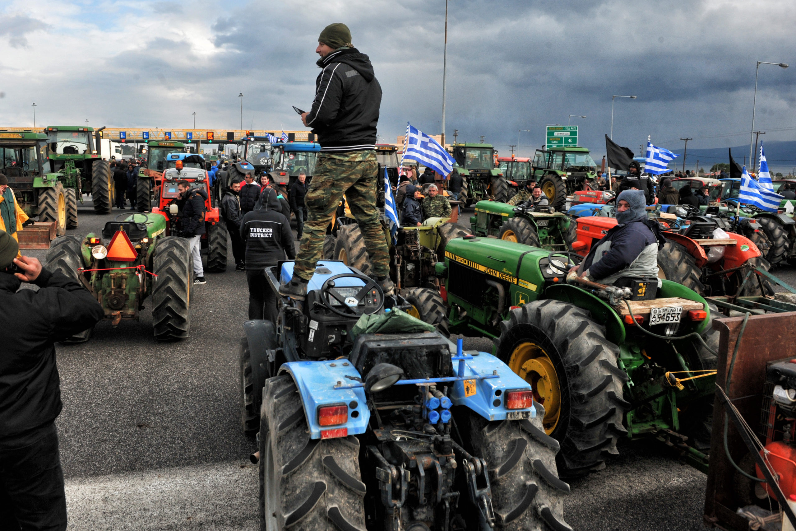 Δίωροι αποκλεισμοί δρόμων από τους αγρότες – Η εικόνα στα μπλόκα