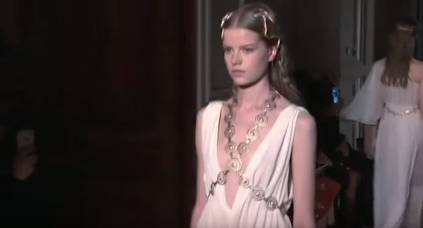 Σε αρχαιοελληνικό πνεύμα το σόου του Βαλεντίνο – ΒΙΝΤΕΟ