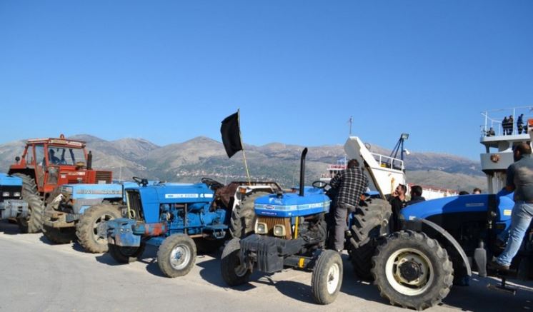 Δίωρος αποκλεισμός του λιμανιού στο Ληξούρι από αγρότες