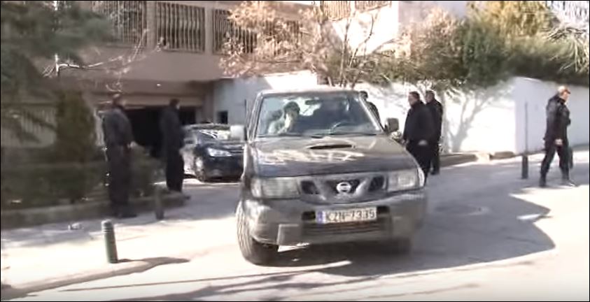 Η μεταγωγή της μητέρας και του πατριού του Πολύζου στα δικαστήρια – ΒΙΝΤΕΟ