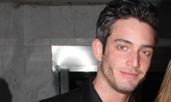 “Καλοκαιρινός” ο Θεοχάρης Ιωαννίδης μπροστά στο τζάκι – ΦΩΤΟ