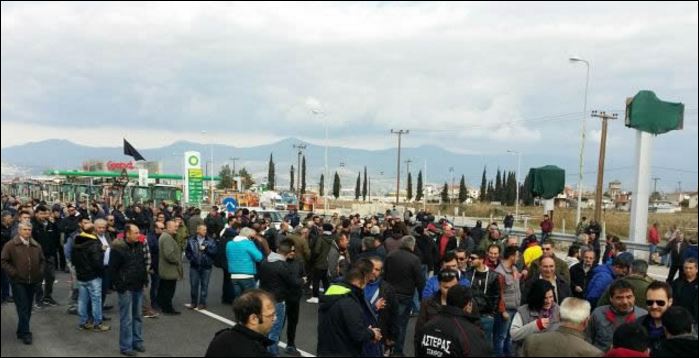 Ο Γκλέτσος στο μπλόκο των αγροτών στην εθνική έξω από τη Λαμία – ΦΩΤΟ