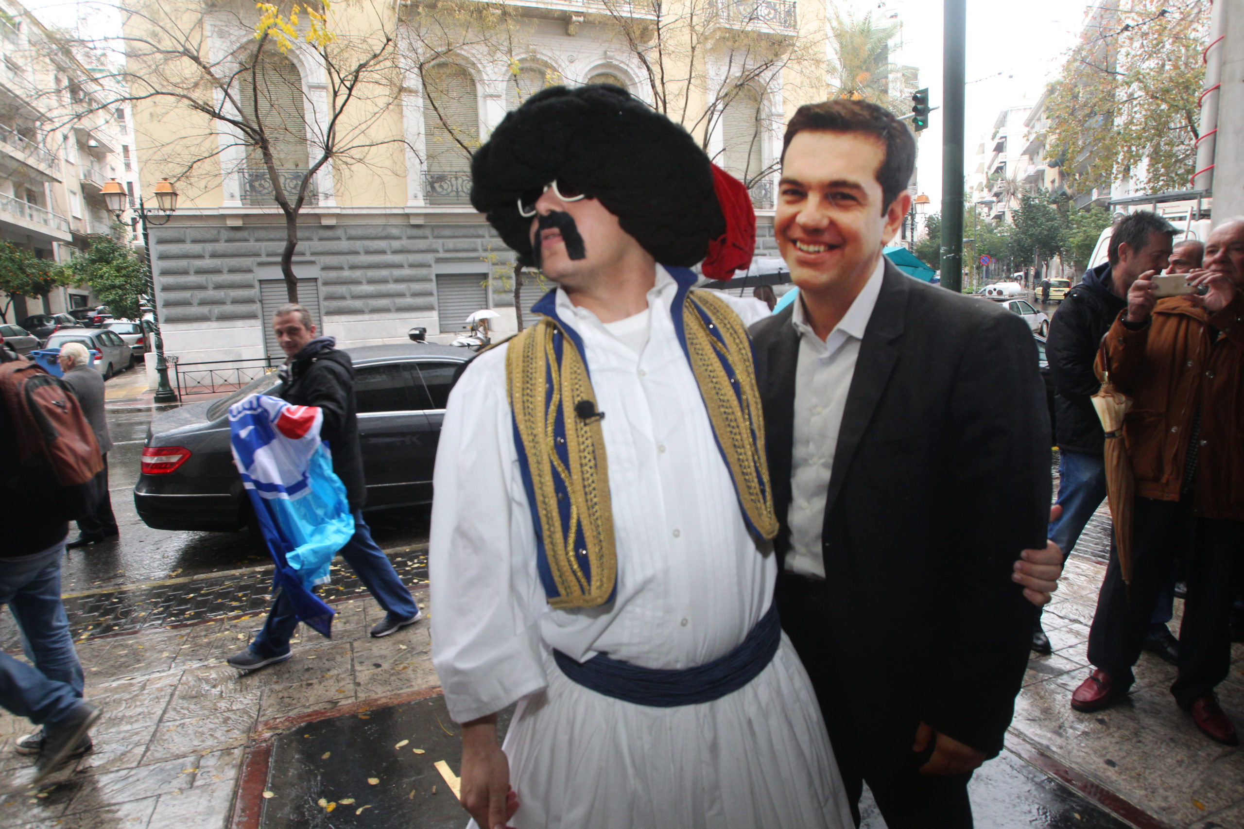 “Αγκαλιά” με τον Τσίπρα ο Τσολιάς στον Μεϊμαράκη – ΦΩΤΟ